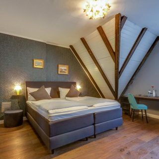 Bett und Dachschräge, Jana Decker Raumgedanken